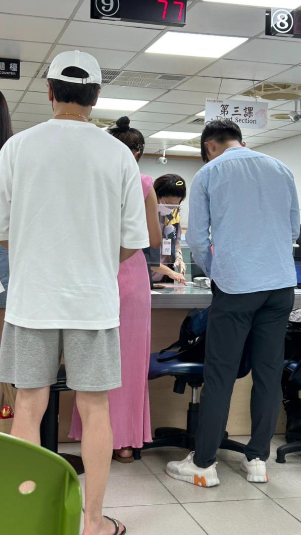 黃文星（白衣）當賴慧如結婚見證人。（圖／讀者提供）