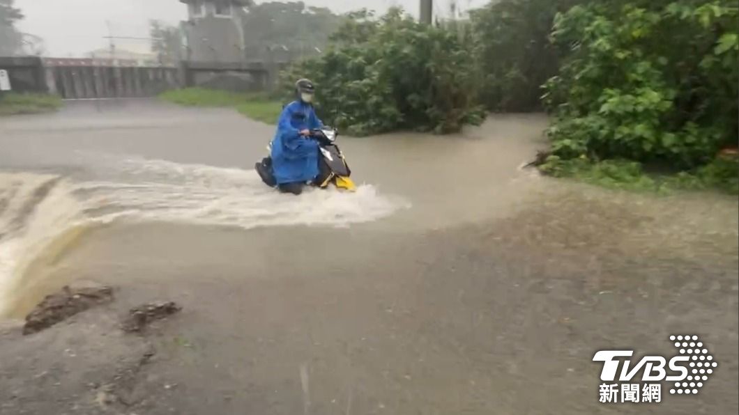 大雨轟炸臺南!仁德機場路淹大水 小東路水流成河