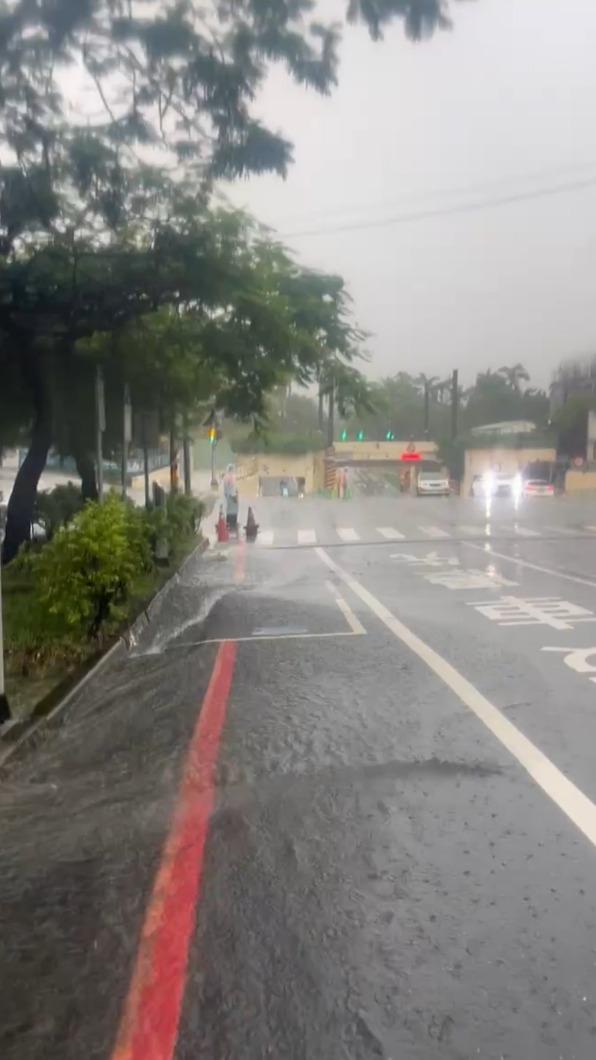 小東路路邊水流大，汽車、機車行經該路段濺起大片水花。（圖／民眾提供）