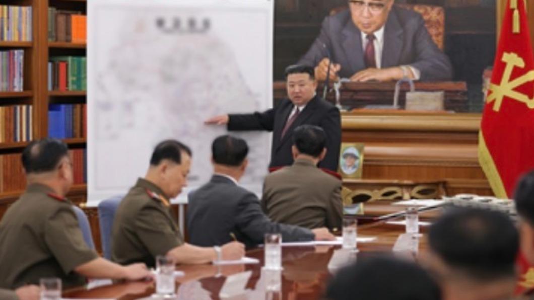金正恩在會議中手指著南韓境內。(圖/翻攝自NK NEWS 推特 @nknewsorg)