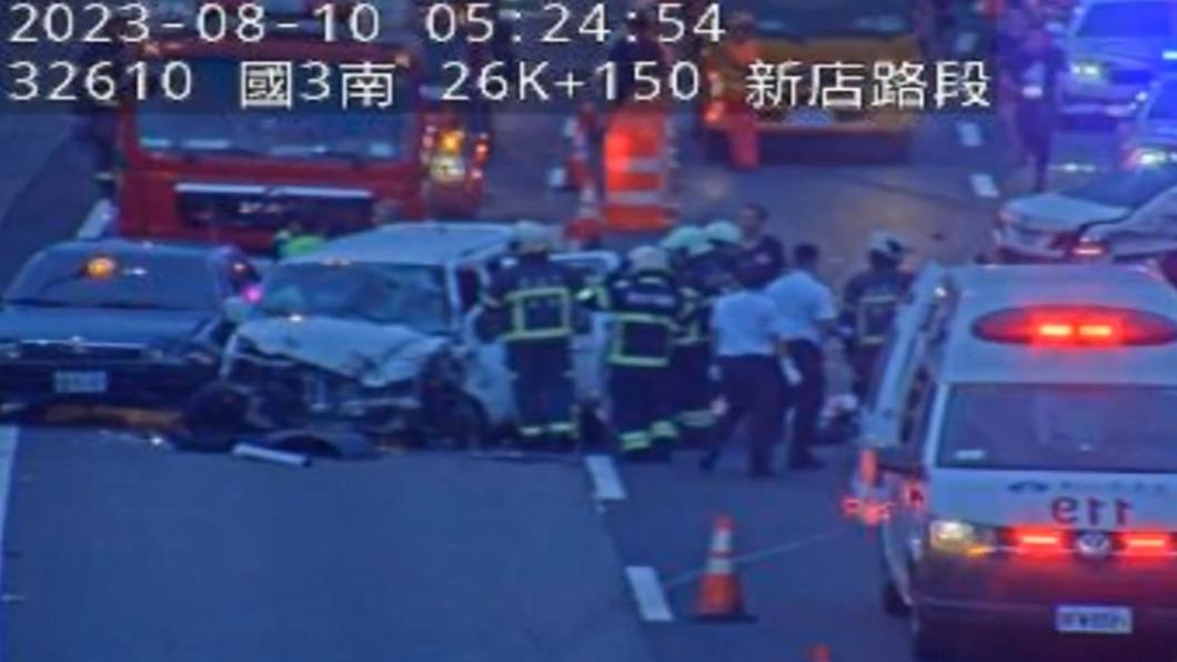 現場四車連撞。（圖／翻攝自國道即時影像）