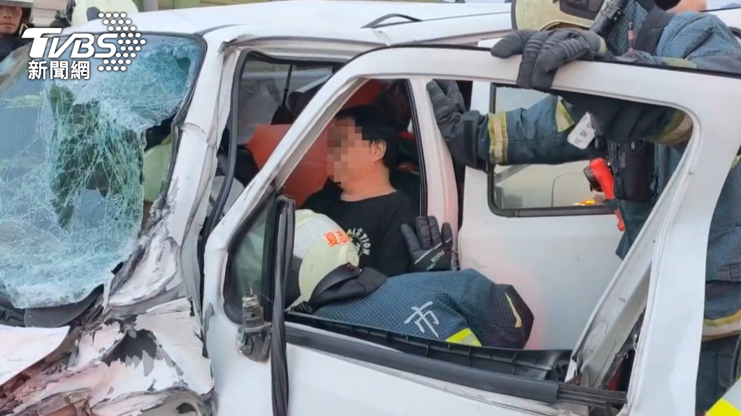 肇事駕駛受傷受困車內。（圖／TVBS）