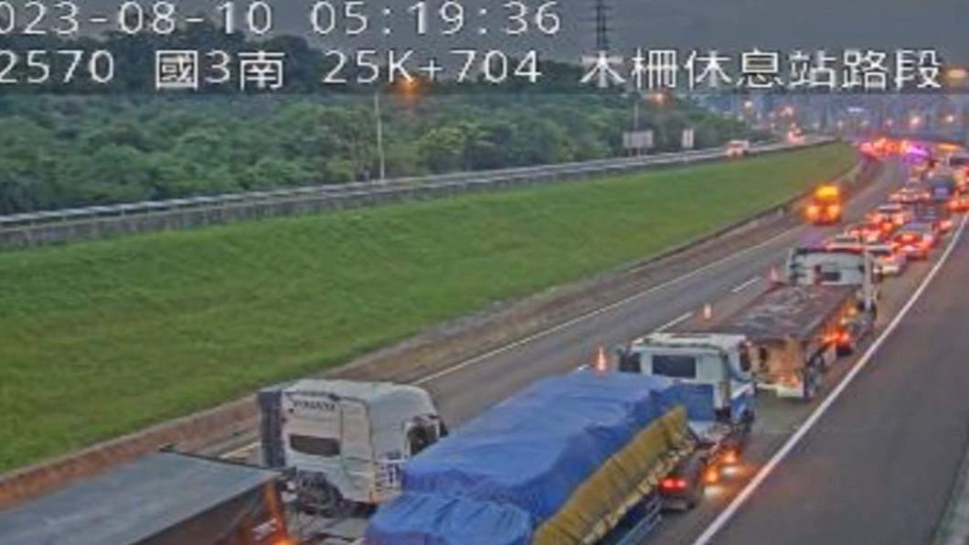 直到清晨仍因車禍釀成回堵。（圖／翻攝自國道即時影像）