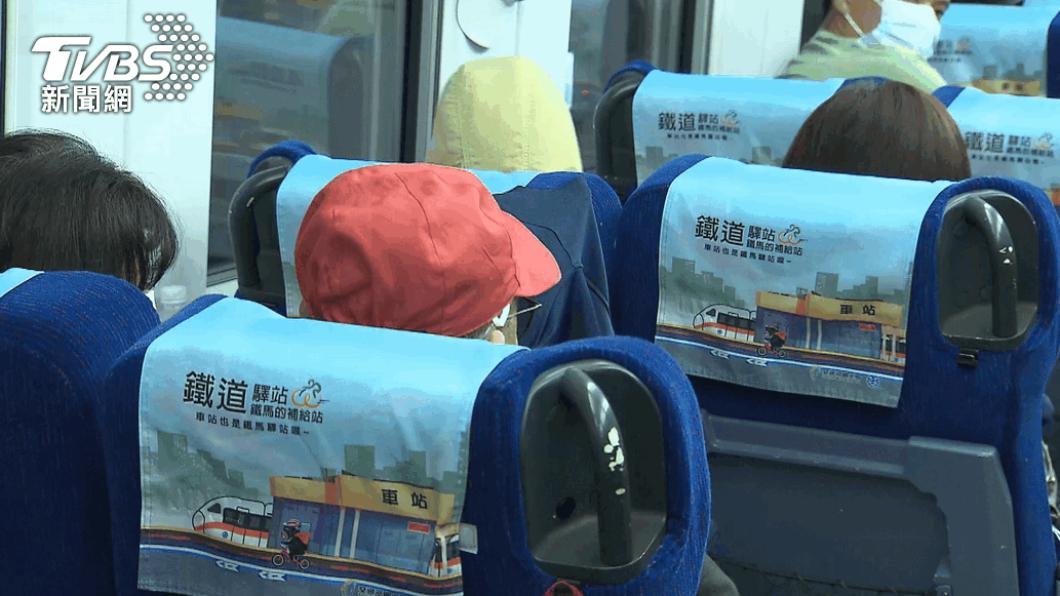 男搭車打翻飲料「流滿地」整路裝死還滑手機!網搖頭:素質有夠差