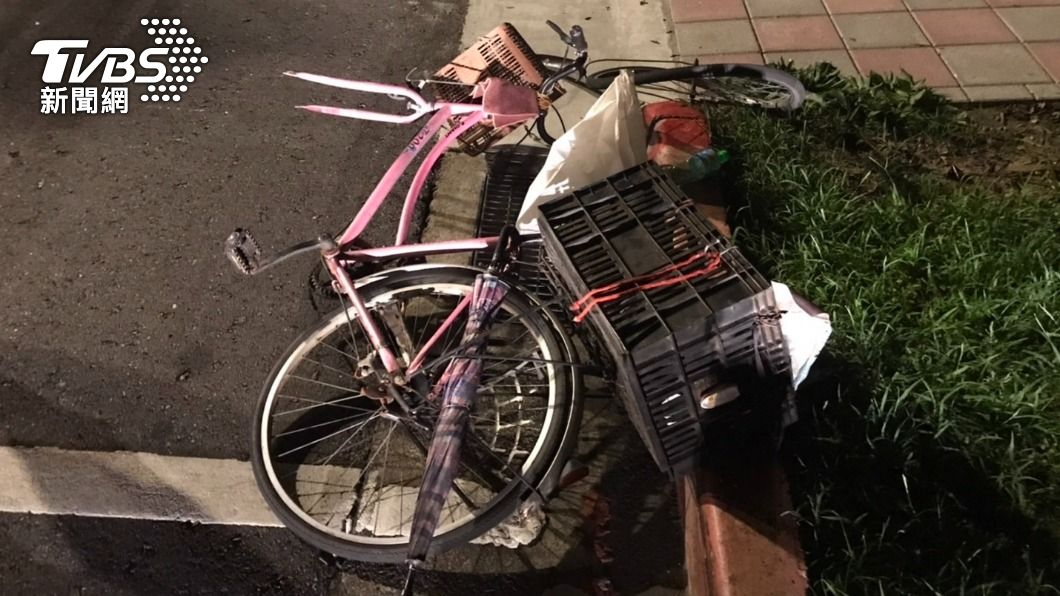 單車車輪噴飛。(圖/TVBS)