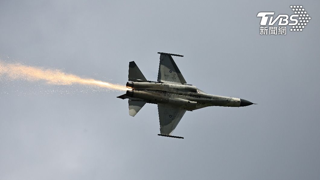 空軍清泉崗基地今發生IDF戰機「引擎起火」迫降意外。（圖／鄭勝為攝）
