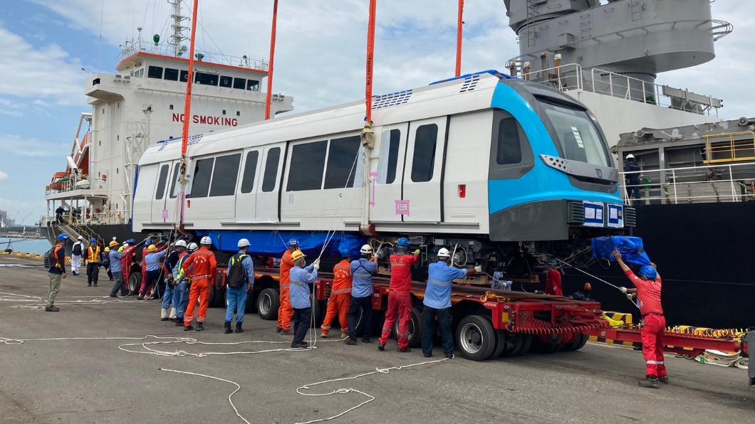 三鶯線首列車抵達台北港