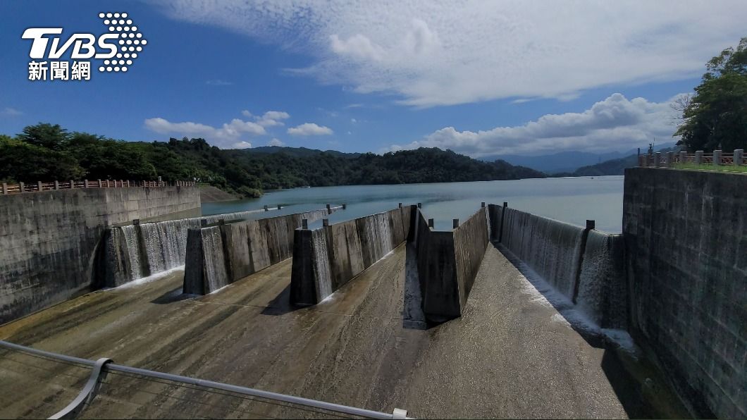 颱風帶來雨量 鯉魚潭水庫再度溢流