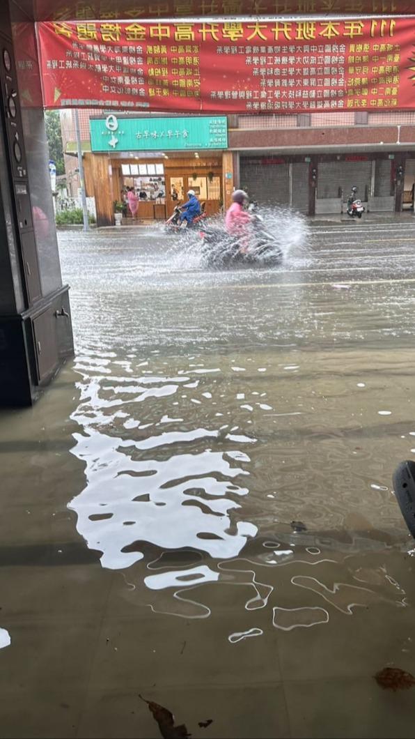 安中路一段民宅遭水淹進。(圖/民眾提供)