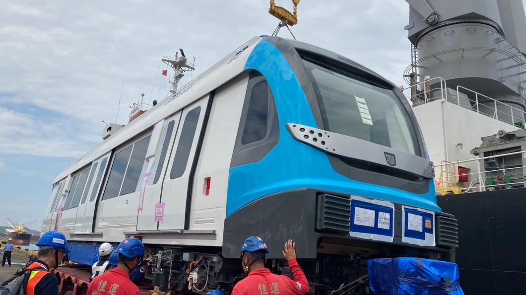 捷運三鶯線首列車抵台!造型外觀搶先看 目標114年完工