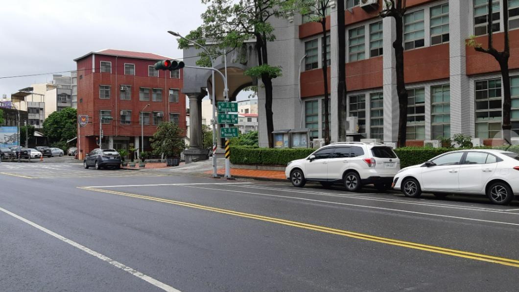 一整排的車子皆是如此。(圖/翻攝自翻轉大台南交通違規2.0臉書)