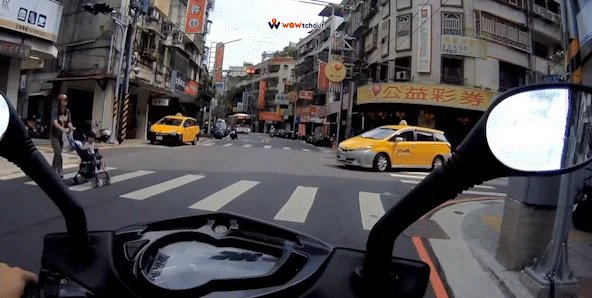 機車騎士全程目擊，事後將影像上傳檢舉。（圖／翻攝自WoWtchout-地圖型行車影像分享平台）