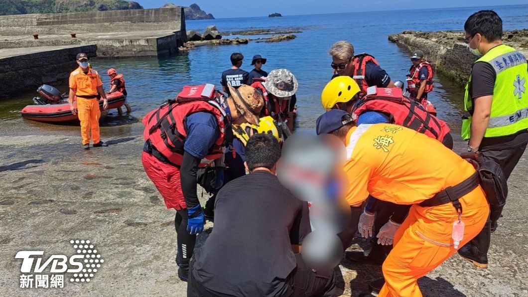 士官長綠島釣魚失蹤,民間救援人員於釣點下方礁岩發現張男遺體,已明顯死亡。(圖/TVBS)