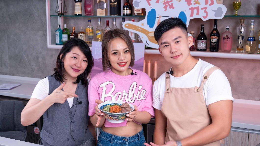 戴愛玲(中)上Robert(右)和林家岑主持的YT節目《阿姨我,不想努力了》。(圖/后花園娛樂提供)