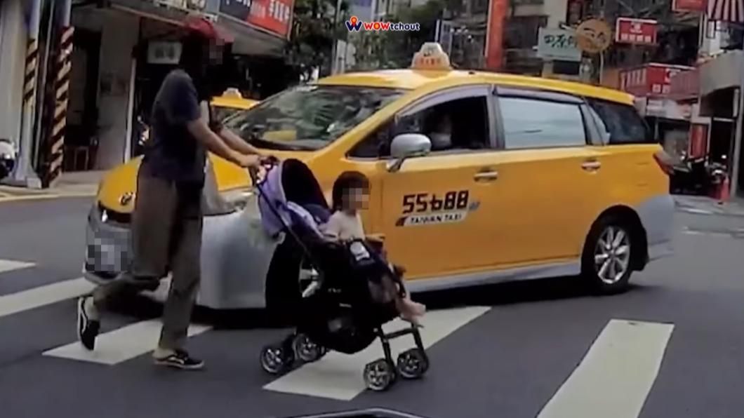 有片/地方媽媽推嬰兒車才剛踏上斑馬線 小黃高速轉彎不讓險撞