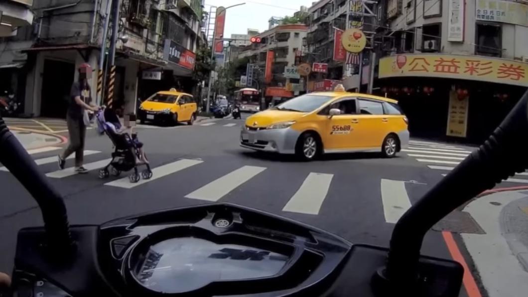 計程車疑似未注意到行人欲通過。（圖／翻攝自WoWtchout-地圖型行車影像分享平台）