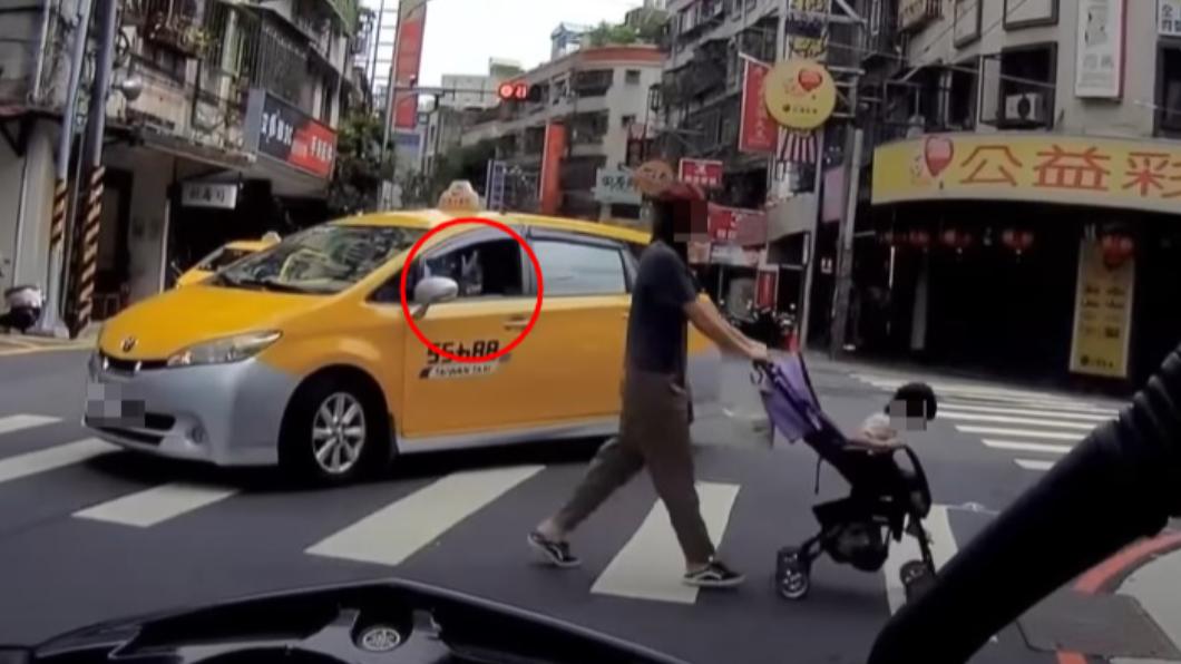 媽媽通過後運將還揮手致意。（圖／翻攝自WoWtchout-地圖型行車影像分享平台）
