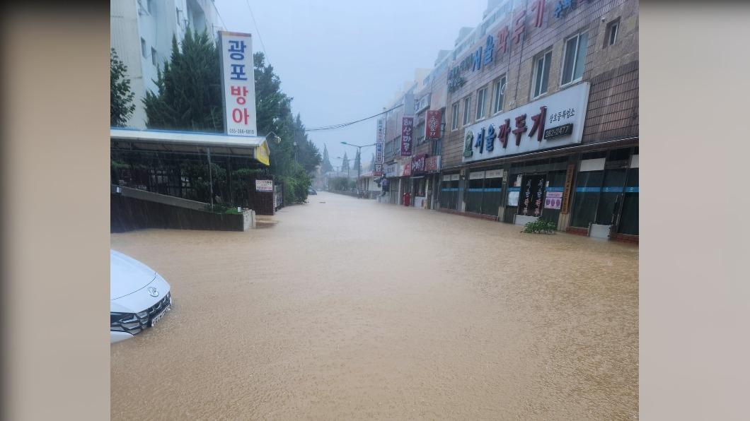 有民眾PO出昌原市上南洞的街道慘況，只見整條道路幾乎都泡在泥水中。（圖／翻攝自@giveup_1004推特）