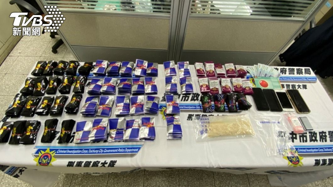 犯嫌還刻意將毒品外包裝,製作與暢銷全球知名機能性飲料品牌包裝雷同。(圖/TVBS)