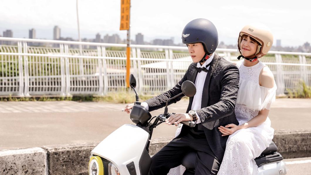 張立昂、劉奕兒穿上結婚禮服,騎著摩托車趕去婚禮現場。(圖/三立提供)