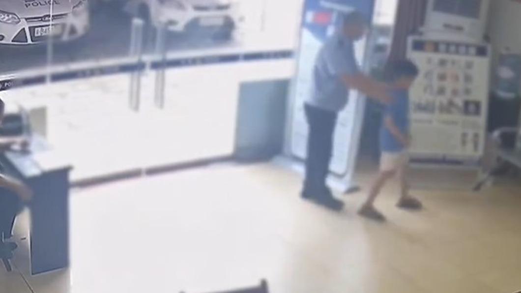 員警帶男童坐下休息。(圖/翻攝自微博《人民網》)