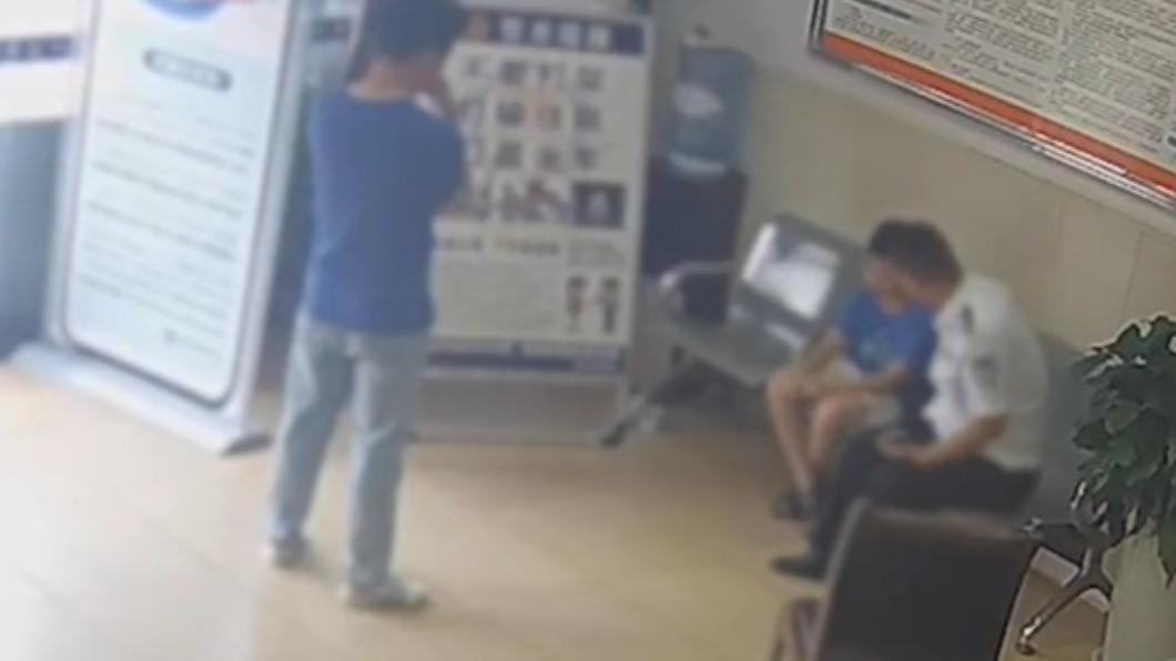 經員警勸導,男童終於跟爸爸回家。(圖/翻攝自微博《人民網》)