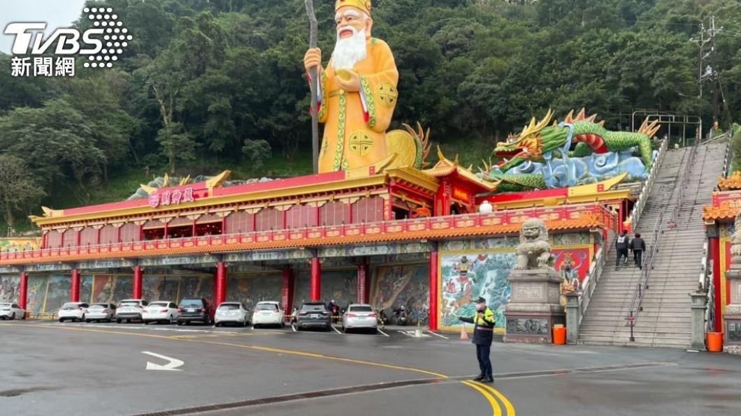 烘爐地的師父跟女網友說吃「千禧年的孩子不能吃牛肉，不然會有雙重人格。」（圖／TVBS）