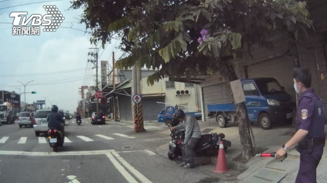 男詭異姿勢倒趴摩托車 竟是「吸毒吸茫」了