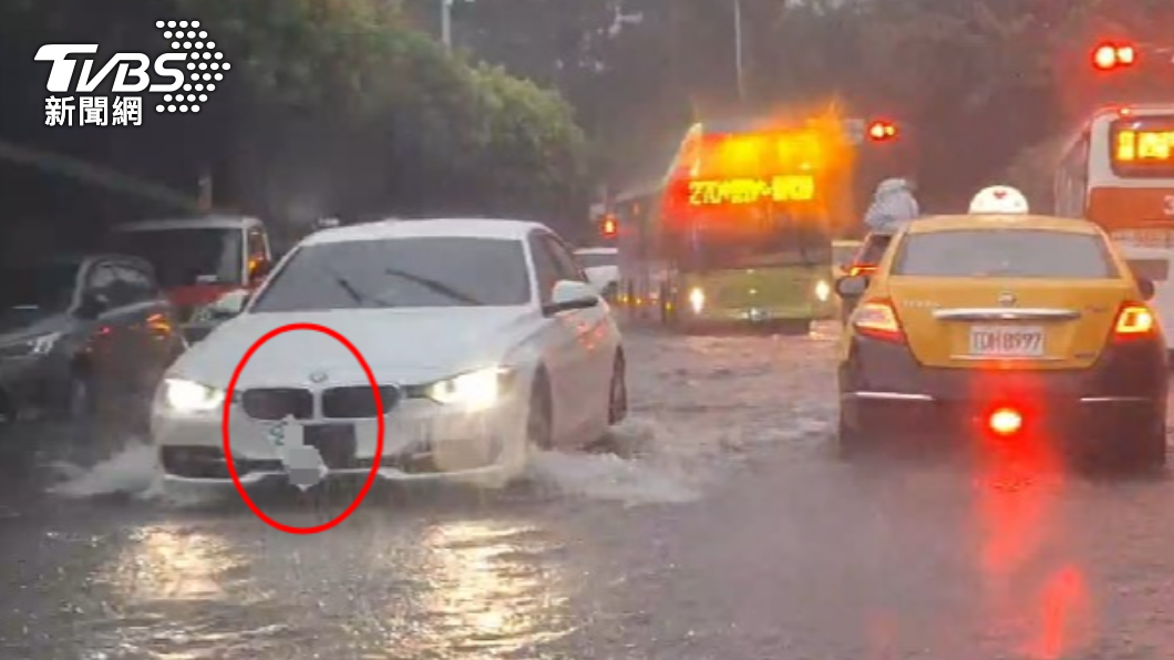 台北地檢署附近出現積水，BMW開到車牌脫落。（圖／TVBS）