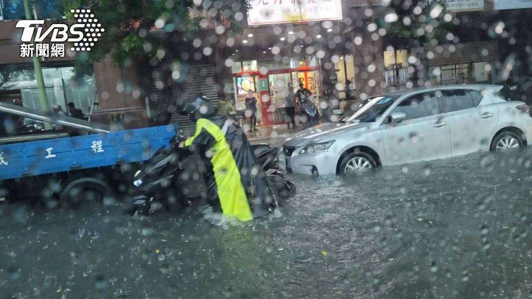 台北市承德路附近騎士下車推車。（圖／TVBS）