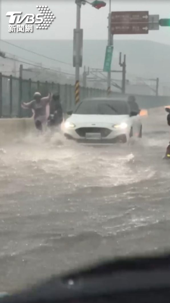 新北市鶯歌火車站附近積水。（圖／議員卓冠廷提供）