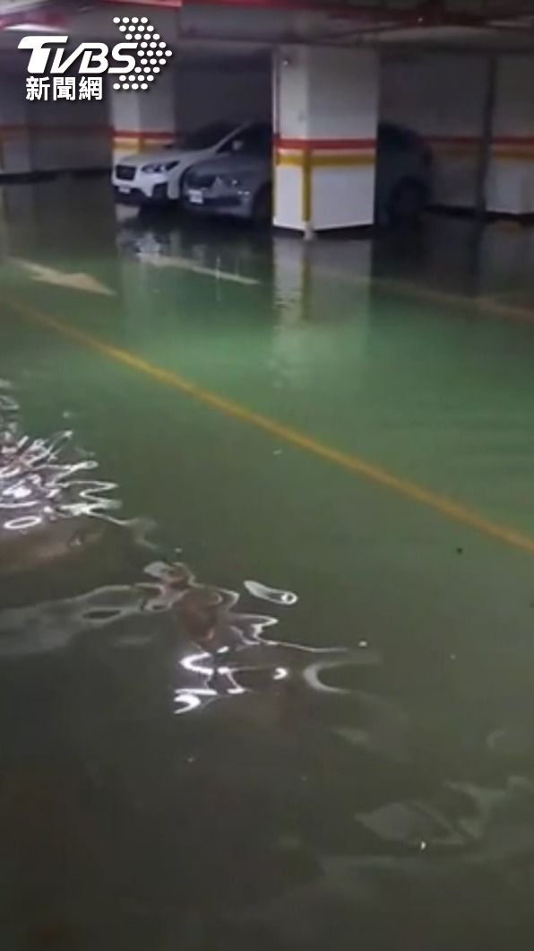 新北市某社區地下停車場成水池。（圖／議員卓冠廷提供）
