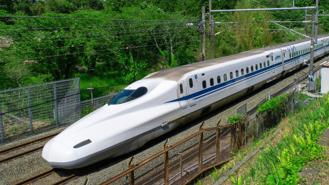 東海道新幹線往返東京、新大阪,載運許多休假返鄉的日本民眾。(示意圖/shutterstock達志影像)