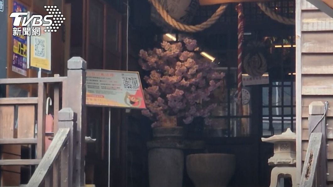 民眾到花蓮一間知名壽司店用餐卻發現食材過期。（圖／TVBS）