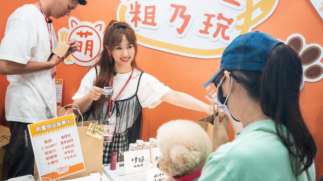 吳姍儒很會銷售商品。(圖/TVBS)