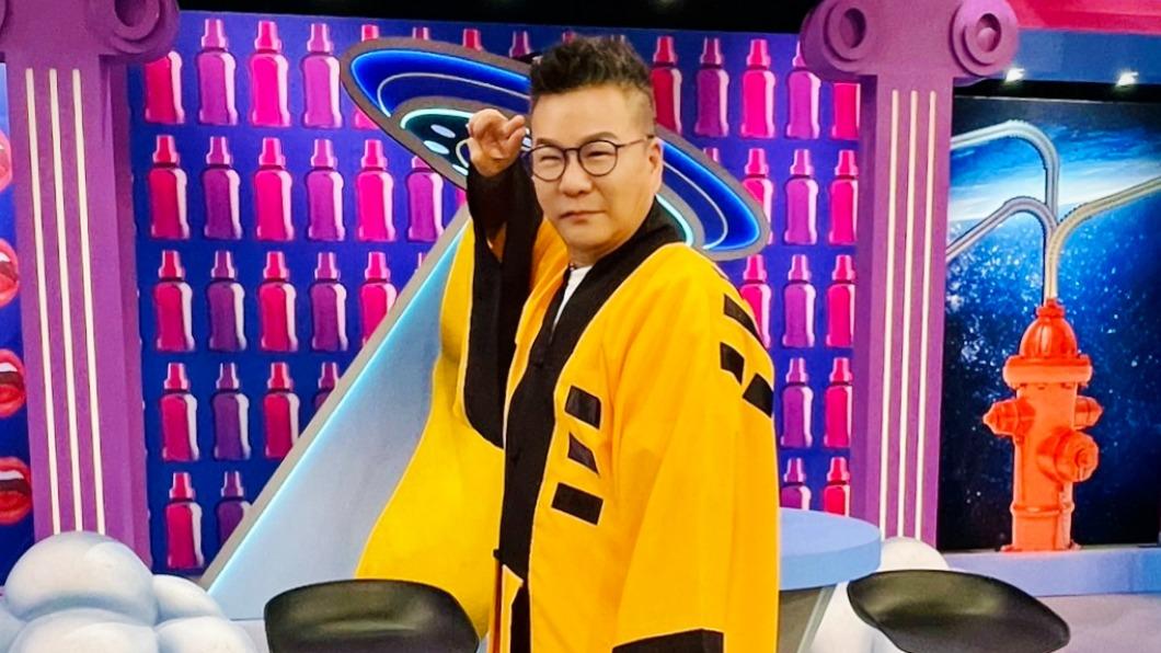 主持人沈玉琳穿著道長服出場。（圖／東森提供）