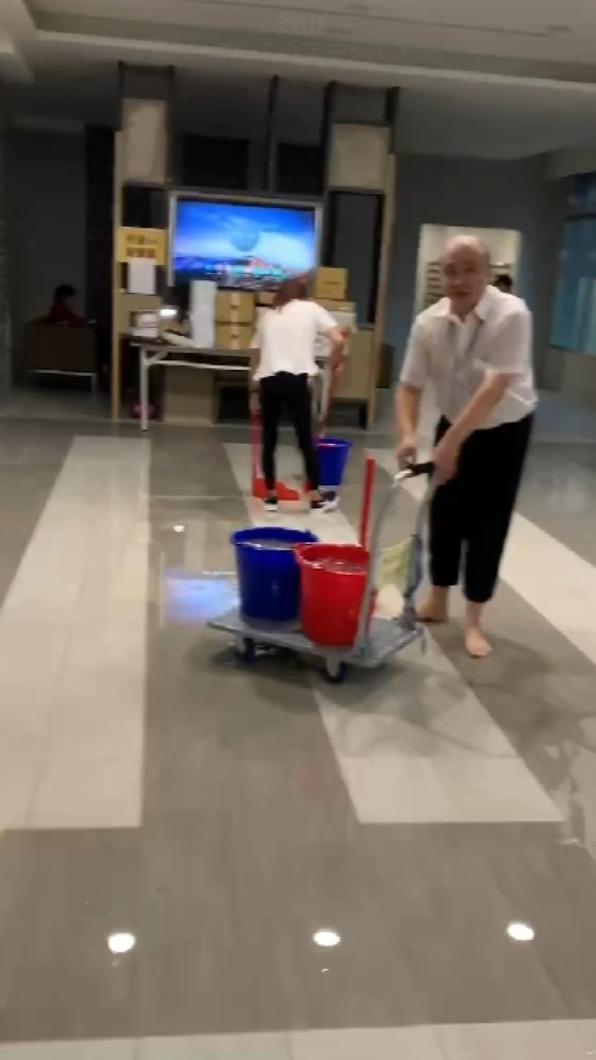 多名人員在處理社宅大廳積水。(圖/議員陳炳甫提供)