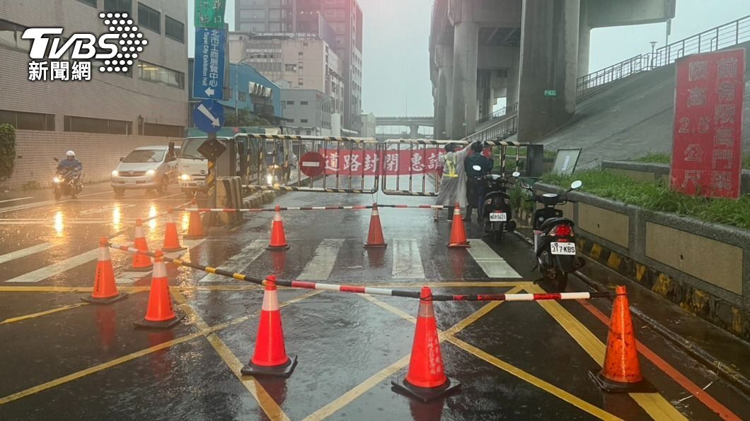 不斷更新/雨彈炸雙北!多地積水、交通癱瘓 騎士被迫推車