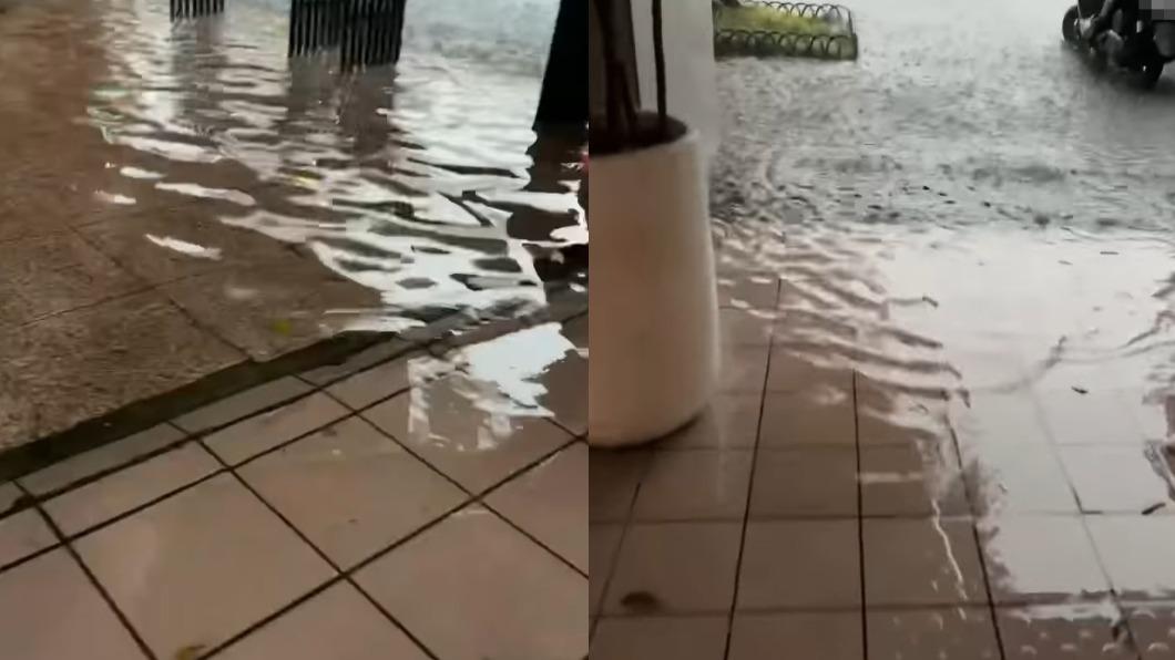 雨水不斷灌進騎樓。（圖／翻攝自何志偉臉書）