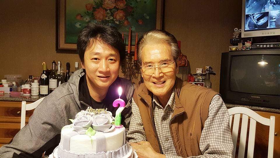石英於父親節和家人慶祝佳節。(圖/翻攝自石英臉書)