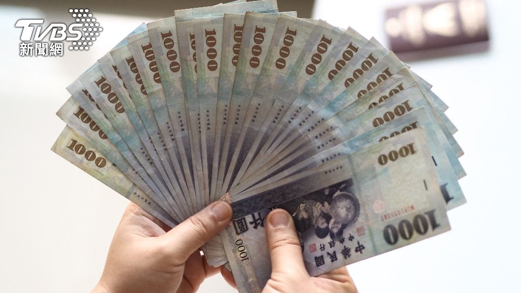 全體受僱員工每人每月總薪資平均為53,900元。(示意圖/shutterstock達志影像)
