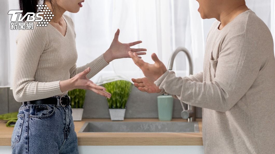 老公得知婆婆偷發票的行為還反勸妻「不是正財別執著」。(示意圖/Shutterstock達志影像)