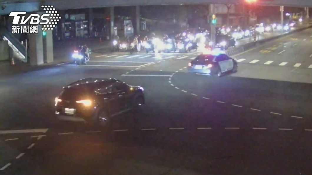 員警獲報後立即駕駛巡邏車協助開道。(圖/TVBS)