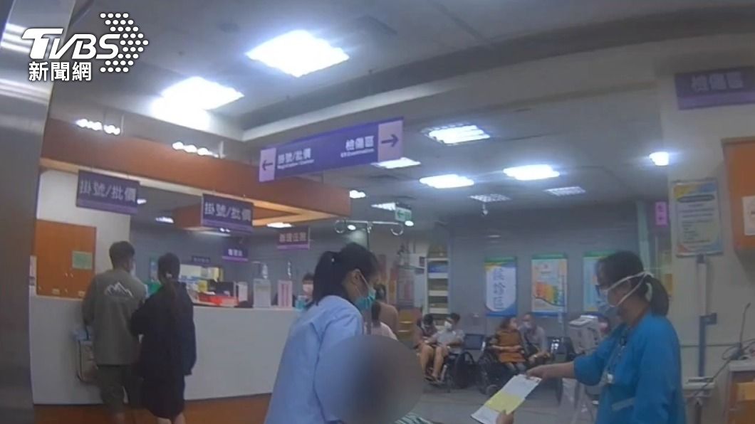 楊太太立即被推入產房並順利產下寶寶。(圖/TVBS)