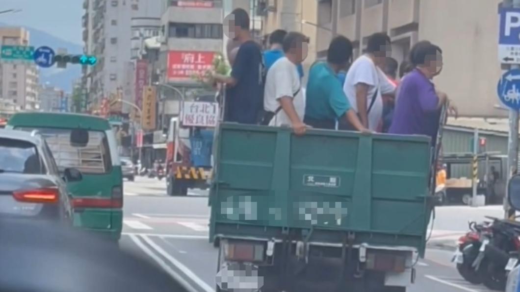 三重也有KK園區?十多人違規站車斗 半身露在外隨車搖晃