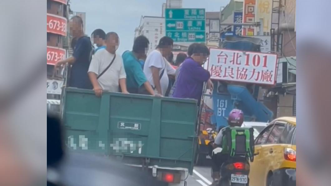 民眾經過拍下這段危險畫面。(圖/翻攝自社會事新聞影音)