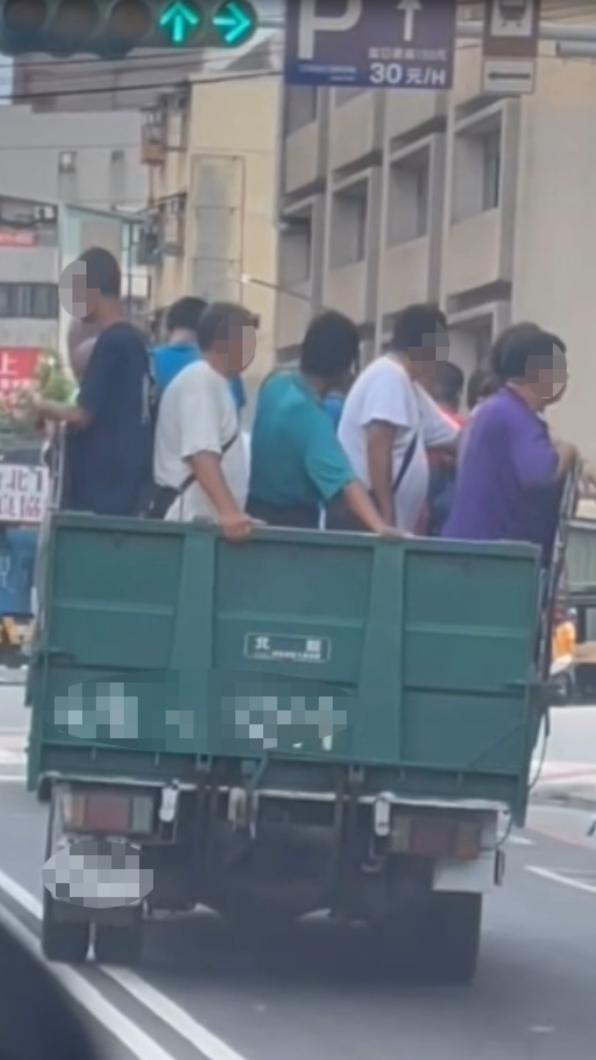 乘客半截身體都露在車外相當危險。(圖/翻攝自社會事新聞影音)