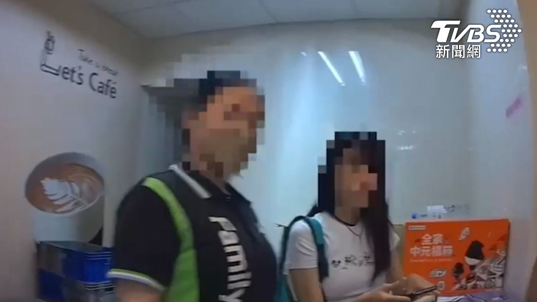 超商店員察覺有異,通報警方到場協助 。(圖/TVBS)