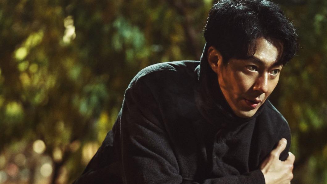 趙寅成在劇中是擁有飛行能力的國情院要員。(圖/翻攝自IMDb)