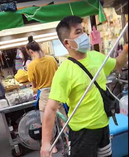 馬國畢2022年被直擊在饒河街夜市擺攤叫賣。(圖/翻攝康樂隊臉書)
